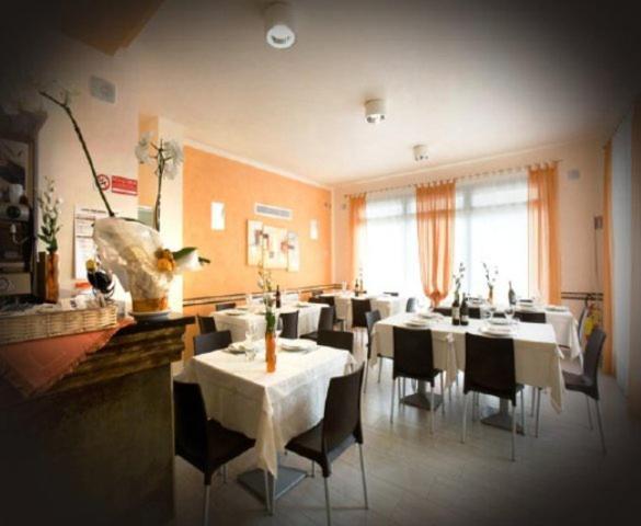 Hotel Ristorante Klaus ปอร์โตตอลเล ภายนอก รูปภาพ
